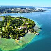 Trauminsel im Bodensee: Die Mainau, im Hintergrund der Konstanzer Vorort Litzelstetten. Auffahrt auf und Besuch der Insel ist mit dem ...