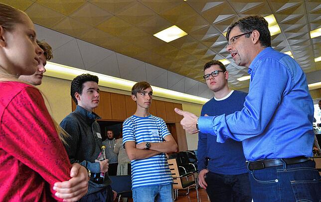 Linda, Johannes, Luca und Wenz diskutieren mit Stadtrat Jonas Alber und Bürgermeister Georg Riedmann (von links) bei einem Treffen im ...