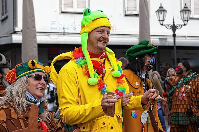 Auch die Froschen stürmten das Rathaus – OB Simon Gröger klepperte mit ihnen zur Musik.