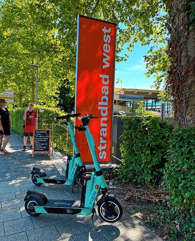 Mit dem Roller ins Strandbad.