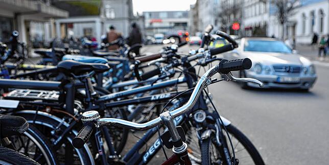 Auto vs. Fahrrad: In Konstanz (hier zu sehen der Bahnhofsvorplatz) feinden sich Radler und Autofahrer oft an.