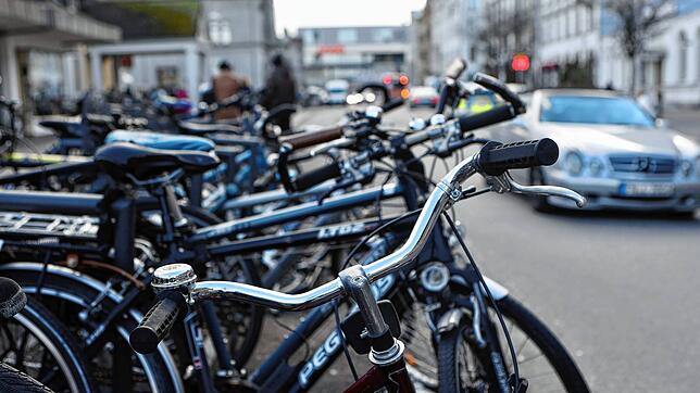 Auto vs. Fahrrad: In Konstanz (hier zu sehen der Bahnhofsvorplatz) feinden sich Radler und Autofahrer oft an.