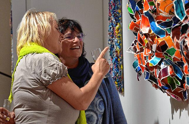 Spaß an der Kunst haben diese beiden Besucherinnen in der Stadtgalerie.