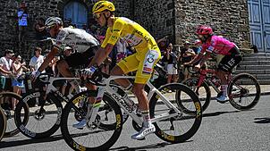 Athleten der Tour de France zischen am Publikum vorbei – und darunter sind irgendwo definitiv auch Fans aus VS.