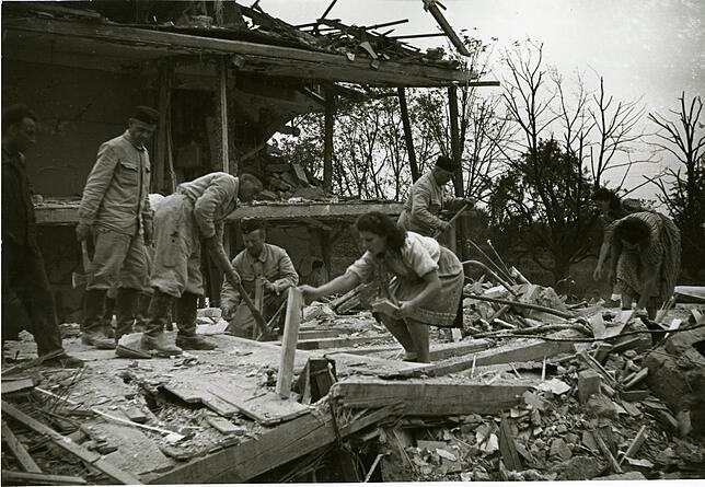 1943: Aufräumen nach einem Luftangriff. Rund 25 000 Menschen verloren durch die Luftangriffe ihre Wohnungen.