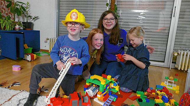 Wie eine große Schwester: Valtteri, Marianne und Kassandra mit Au Pair Pauline Gérard (von links).