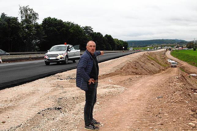 Projektleiter Hartmut Trenz vom Regierungspräsidium Freiburg zeigt, wo der parallel zur B 27 verlaufende Radweg hoch zur neue ...