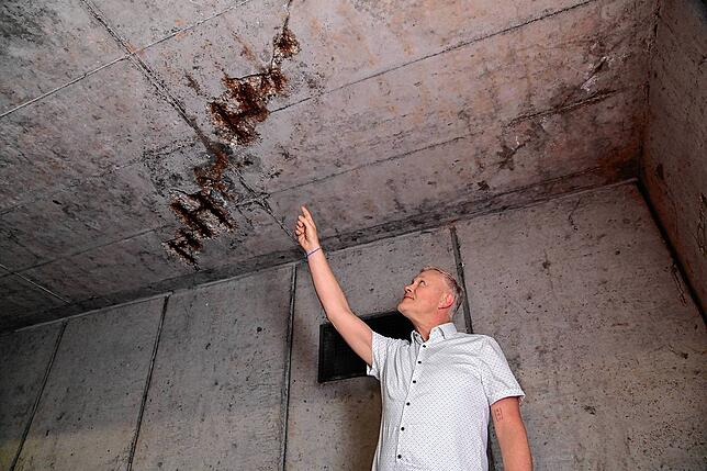 Stadtbaumeister Alexander Tröndle zeigt auf eine betroffene Schadstelle an der Decke in der Rathaustiefgarage. Das Bild ist im August ...