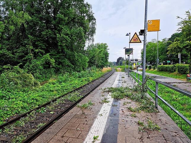 Die Spuren des Unwetters sind auch noch an den Bahngleisen gut sichtbar, wie hier an der Haltestelle Landratsamt in Friedrichshafen.