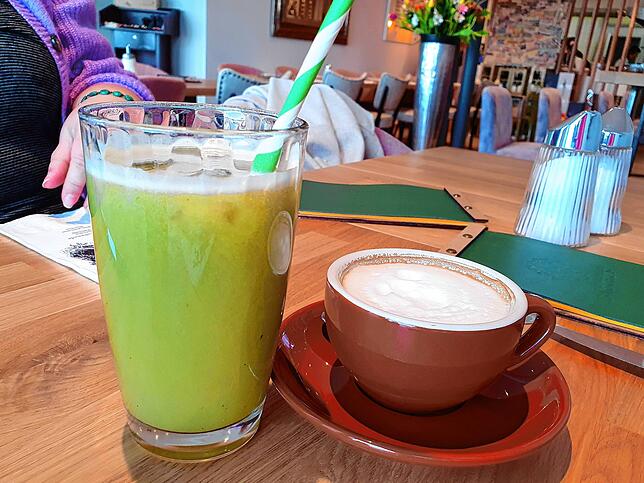 Zum Trinken gibt es beim SÜDKURIER-Test einen selbstgemachten Saft und einen Cappuccino.