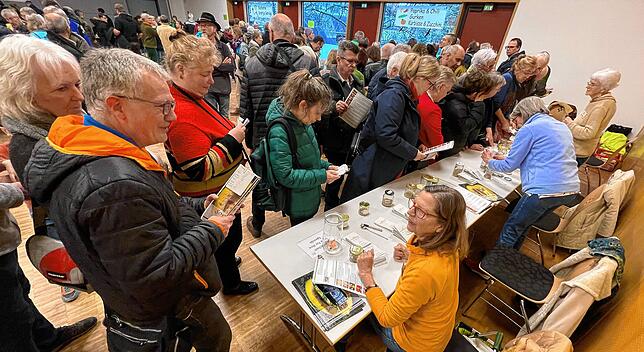 Schlange stehen für einen neuen Tomatensamen: Allein davon gab es rund 20 verschiedene lokale Sorten, die von der Initiative vermehrt ...