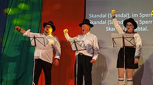 Beim Neunerratsabend 2024 bieten Lena Sadek, Thomas Starkhöfer (links) und Roland Lauber auf der Bühne einen kernigen Protestsong. ...