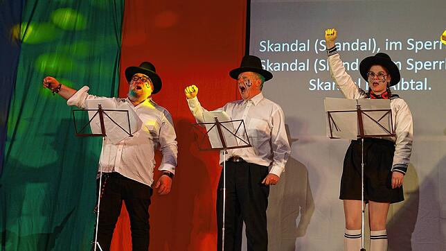 Beim Neunerratsabend 2024 bieten Lena Sadek, Thomas Starkhöfer (links) und Roland Lauber auf der Bühne einen kernigen Protestsong. ...