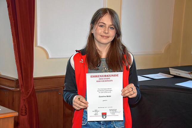 Sie freut sich über eine Ehrenurkunde bei der Sportlerehrung für das Jahr 2024 in Bad Säckingen – die Kunstradfahrerin Caroline Wirth.
