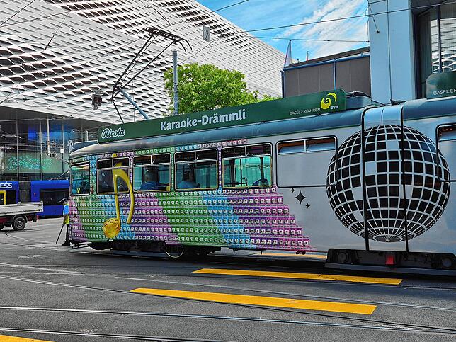 Wo der ESC ist, muss natürlich auch gesungen werden: Im Karaoke-Tram, der durch die Stadt fährt, geht das am besten.