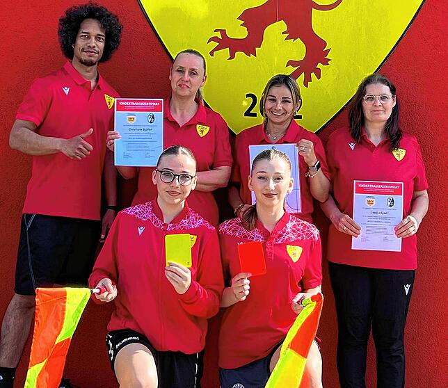 Frauenpower beim FSV Rheinfelden: Jugend-Sportchef Diego Nützi ist stolz auf die Trainerinnen (hinten von links) Christiane Bühler ...