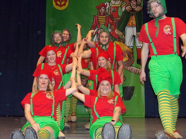 Die Wolterdinger Immerfroh-Showtanzgruppe erfreut dieses Mal als die &bdquo;14 Zwerge&ldquo; samt Akrobatikeinlagen das Narrenvolk.