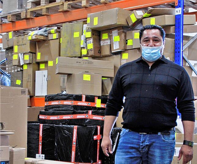 Fuat Bulut, Geschäftsführer des europaketshop.ch in Laufenburg. (Die Aufnahme entstand im Sommer 2020)