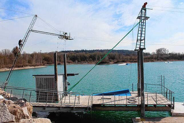 Auch bei der Wakeboard-Anlage werden Vorbereitungen für die Eröffnung getroffen.