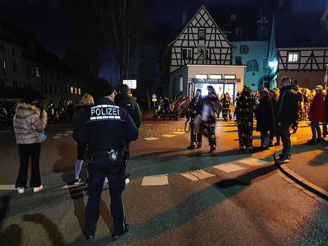 Bild 4: Spontan-Hänselejuck sorgt für besondere Moment am Fastnachtssamstag: Rund 400 Besucher in der Stadt