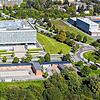 Das Archivbild zeigt den Unfallabschnitt. Rechts der Kreisverkehr, links die Byk-Gulden-Straße mit dem Finanzamtsgebäude (oberhalb der ...