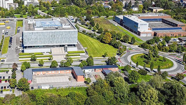 Das Archivbild zeigt den Unfallabschnitt. Rechts der Kreisverkehr, links die Byk-Gulden-Straße mit dem Finanzamtsgebäude (oberhalb der ...