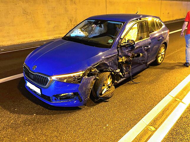 Das Auto, das den Unfall verursacht hat, war stark verformt. Die Airbags haben ausgelöst.