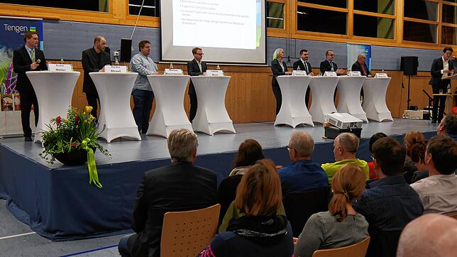 Volle Bühne bei der zweiten Kandidatenvorstellung der Gemeinde in der Tengener Randenhalle (von links): Sven Müller, Heiko Strauß, ...