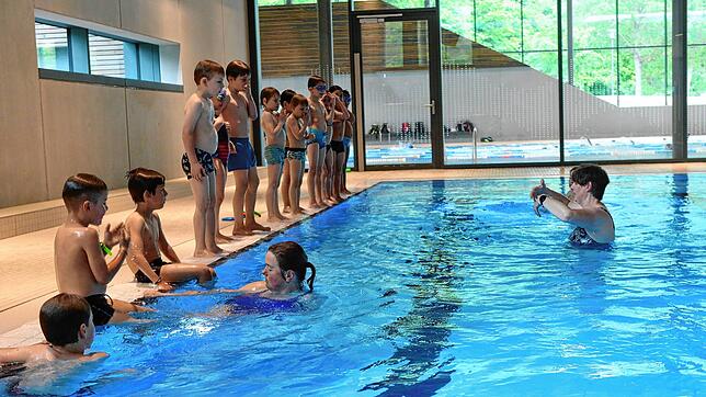 Das Kursbecken im Schwaketenbad ist heiß begehrt: Hier ein Schwimmkurs mit Alexandra Sorgius (rechts) vom Schwimmklub Sparta.