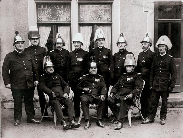 Ordensgeschmückt mit glänzendem Helm: Kommandant Carl Mannhart mit seinen Zugführern und Adjutanten, Aufnahme von 1928.