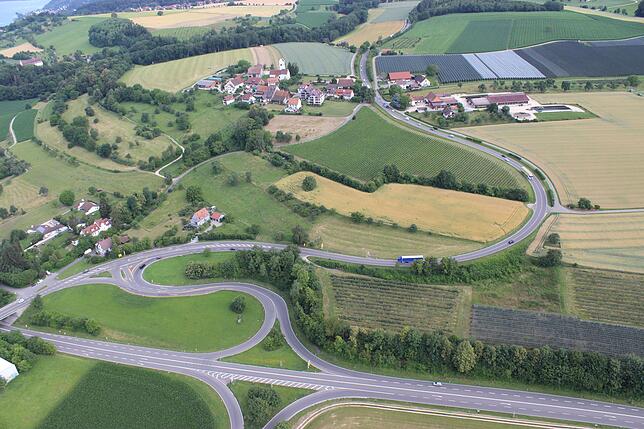Aufkirch, wie es die Bewohner frustriert – durchzogen von einer Kreisstraße, die sich in Wahrheit wie eine Bundesstraße anfühlte, ...