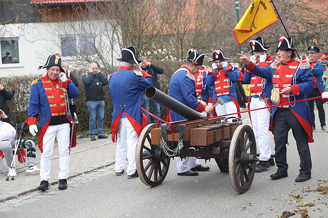 Die Pfullendorfer Bürgerwehr sorgte mit ihrer großen Kanone immer wieder für den „Knaller“ des Umzugs.
