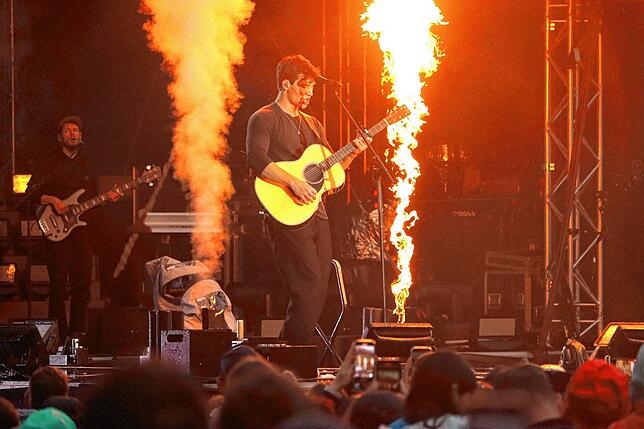 Bild 10: Wincent Weiss singt vor 4500 Besuchern im Regen