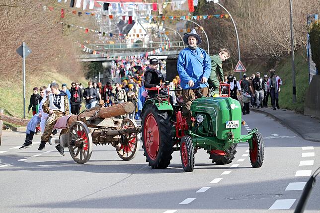 Bild 2: Dorffasnet in Kluftern: Bilder vom Umzug und vom Narrenbaumstellen