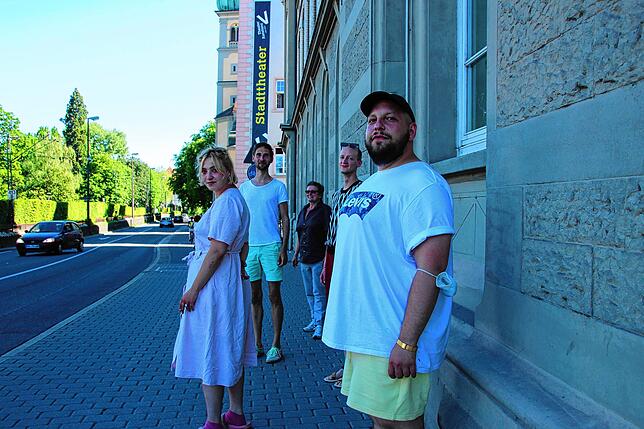 Bineta Hansen (von links), Jonas Pätzold, Karin Becker, Dominik Puhl und Ioachim Zarculea. Im Hintergrund das Stadttheater.