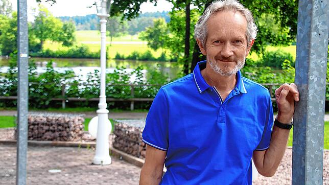 Geschäftsführer Rainer Nobs steht auf der Terrasse des idyllisch gelegenen Hotels und Restaurants &bdquo;Salinensee&ldquo; in Bad ...