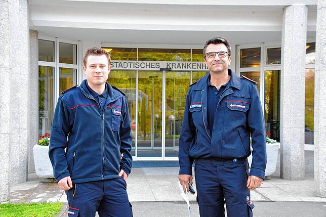 Fabian Dreher und Bernd Zimmermann von der Stockacher Feuerwehr vor dem Krankenhaus Stockach.