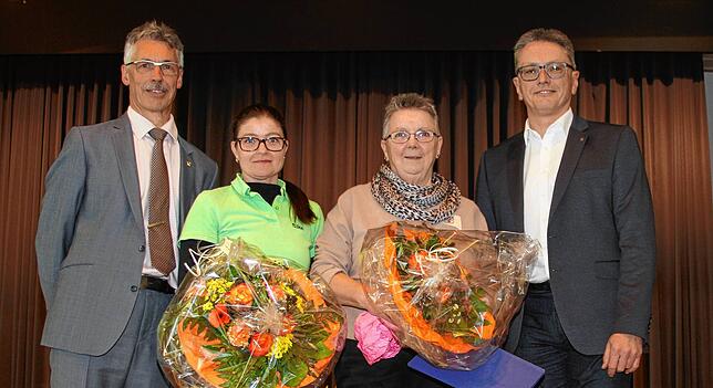 DTB-Ehrung: Turngau-Chef Dieter Meier (links) und BTV-Vizepräsident Werner Bezikofer freuen sich über die Auszeichnung von Silke ...