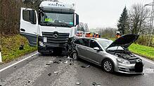 Bei einem schweren Unfall auf der B27 zwischen Blumberg und Riedböhringen sind mehrere Fahrzeuge heftig ineinander gekracht.