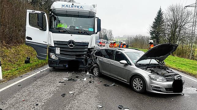 Bei einem schweren Unfall auf der B27 zwischen Blumberg und Riedböhringen sind mehrere Fahrzeuge heftig ineinander gekracht.