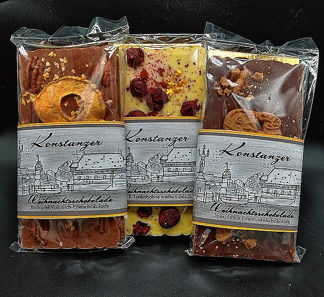 Diese drei Konstanzer Schokoladen gibt es nur auf dem Weihnachtsmarkt: Edelvollmilchschokolade mit getrockneten Bodenseeäpfeln; weiße ...