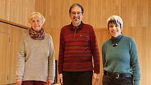 Sie organisieren das Erzählcafé (von links): Christa Frick, Ulrich Schmidt und Jutta Schmidt im Gemeindesaal der evangelischen ...