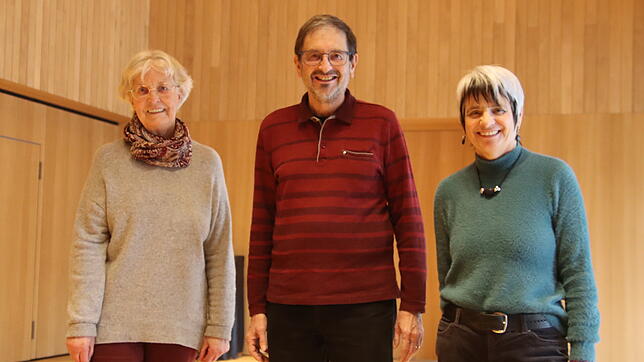 Sie organisieren das Erzählcafé (von links): Christa Frick, Ulrich Schmidt und Jutta Schmidt im Gemeindesaal der evangelischen ...