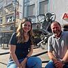 Anne Meßmer und Narrizella-Präsident Martin Schäuble am Kappedeschle-Brunnen. Sie findet, die Zunft muss sich mehr für Frauen öffnen, er ...