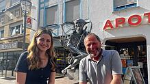 Anne Meßmer und Narrizella-Präsident Martin Schäuble am Kappedeschle-Brunnen. Sie findet, die Zunft muss sich mehr für Frauen öffnen, er ...