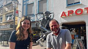 Anne Meßmer und Narrizella-Präsident Martin Schäuble am Kappedeschle-Brunnen. Sie findet, die Zunft muss sich mehr für Frauen öffnen, er ...
