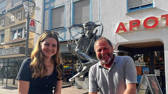 Anne Meßmer und Narrizella-Präsident Martin Schäuble am Kappedeschle-Brunnen. Sie findet, die Zunft muss sich mehr für Frauen öffnen, er ...