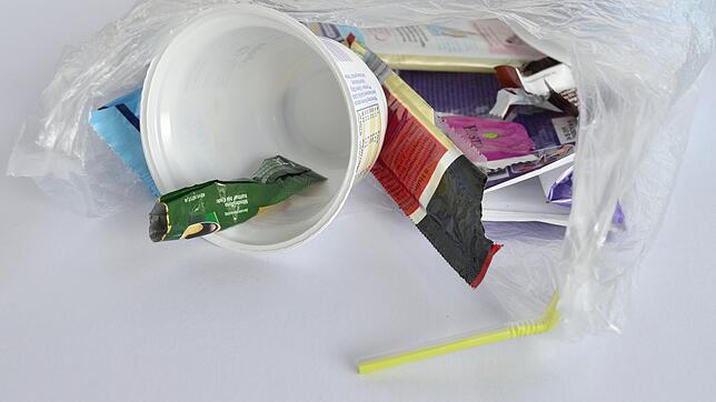 Laut Umweltbundesamt (UBA) hat sich der Verbrauch von Kunststoffverpackungen von 1995 bis 2014 fast verdoppelt.