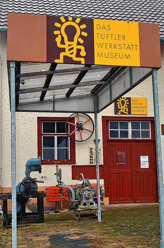 Der Eingang am Ortsanfang von Frickingen-Altheim in Richtung Überlingen-Lippertsreute. Von außen lässt sich kaum erahnen, welche ...