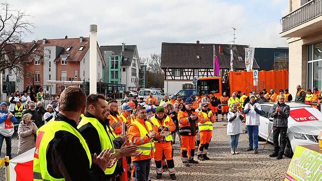 Rund 150 Beschäftigte des öffentlichen Dienstes sind am Montag zum Warnstreik vor das Singener Rathaus gekommen.